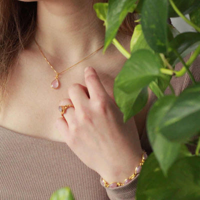 Gold-plated rozenkwarts ketting als betekenisvol sieraad