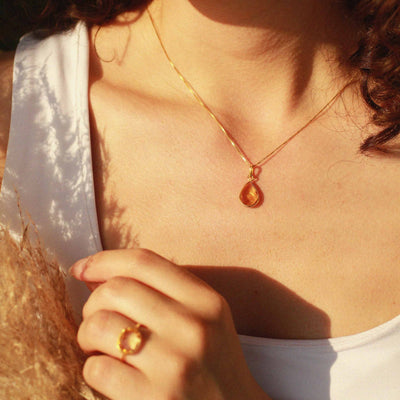 Facetgeslepen citrien hanger aan een goudkleurige ketting