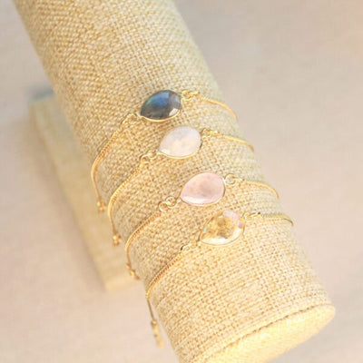 Liora rozenkwarts armband gedragen om de pols
