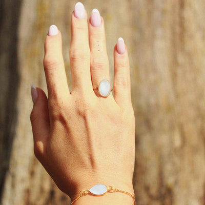 Selene maansteen ring gedragen aan de hand