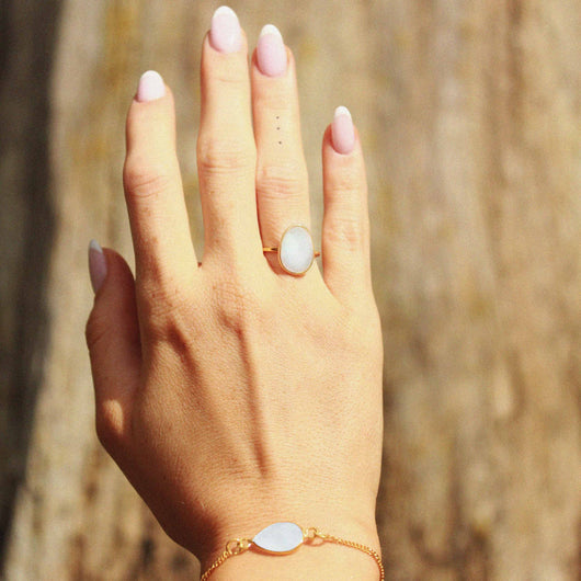 Selene maansteen ring gedragen aan de hand