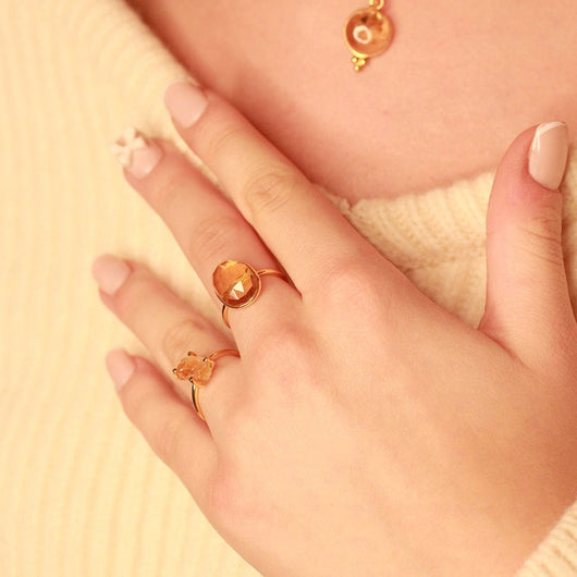 Detail van warme citrien in goudkleurige ring